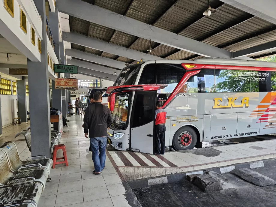 Bus jarak jauh ke Surabaya