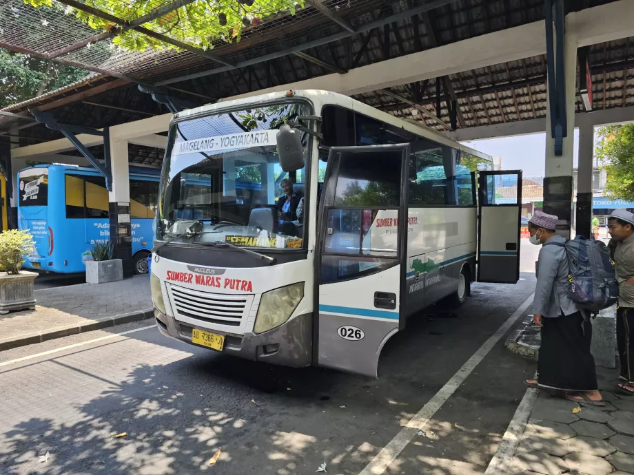 1. Bus Yogyakarta - Magelang