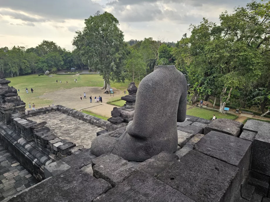 Buddha tanpa kepala, Candi Borobudur