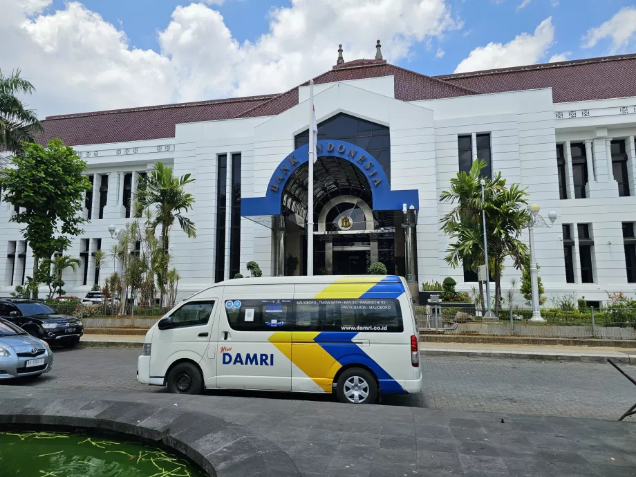 Halte bus DAMRI di depan Bank Indonesia