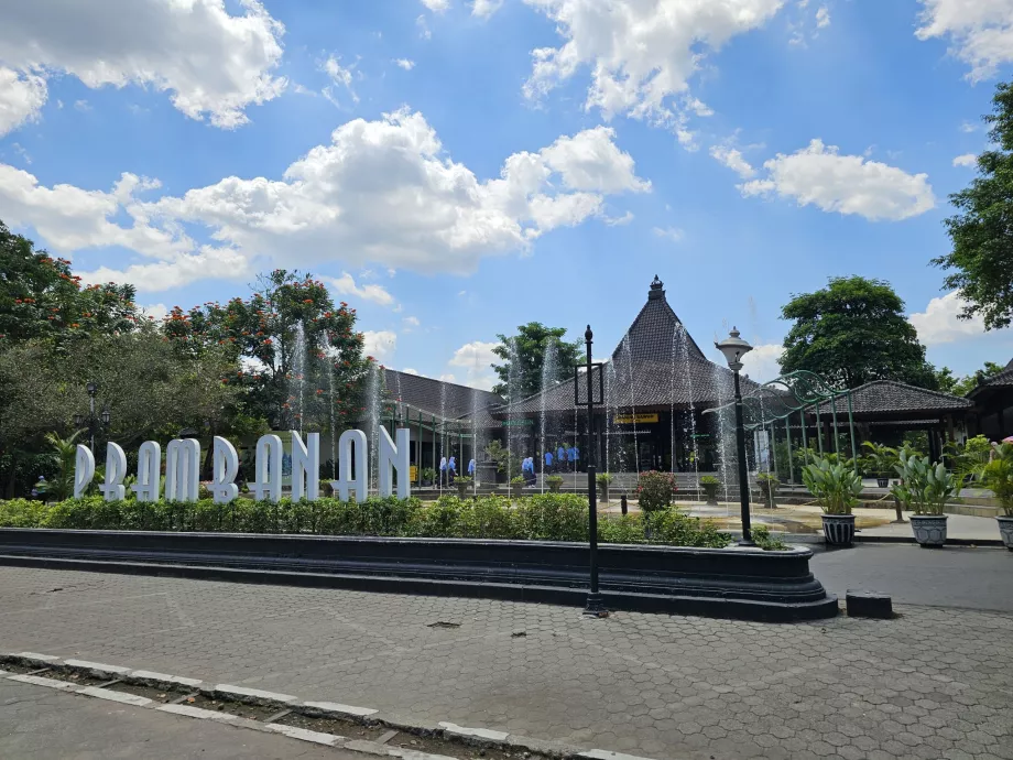 Pintu masuk ke area Prambanan