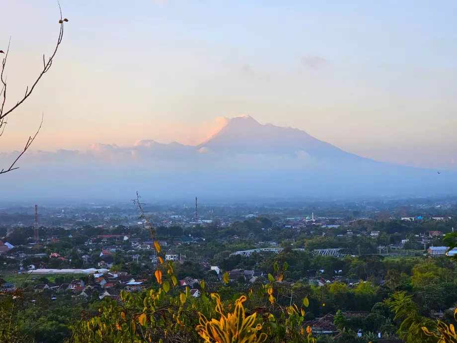 Ratu Boko, pemandangan gunung Merapi