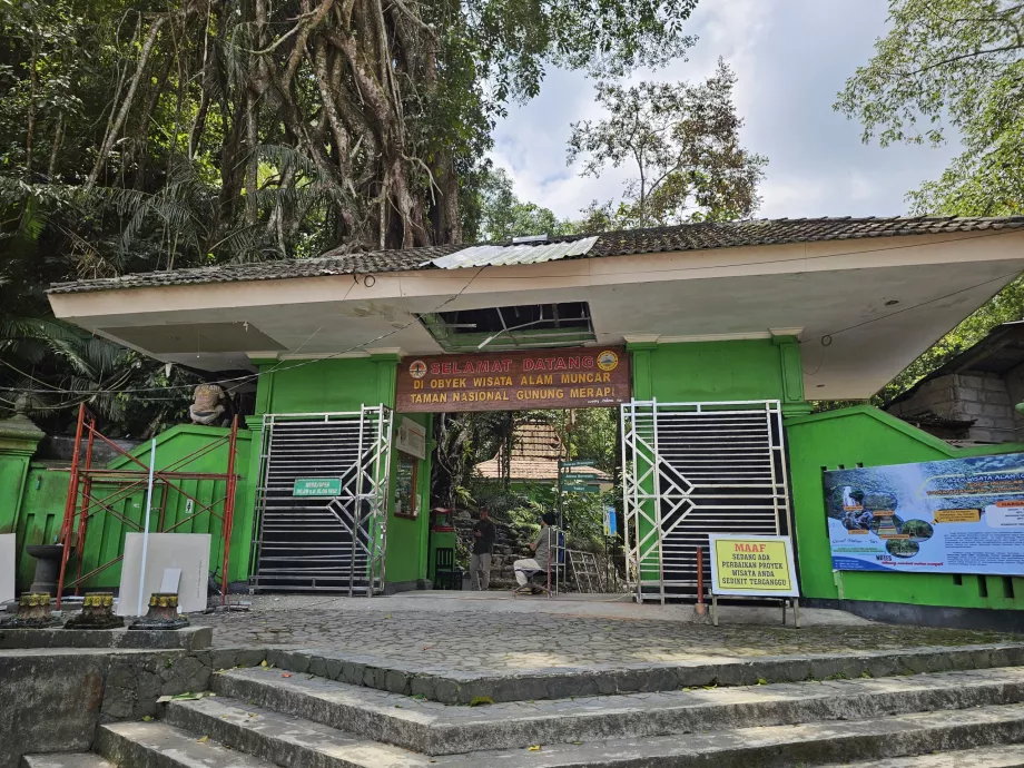 Pintu masuk ke Taman Nasional Merapi