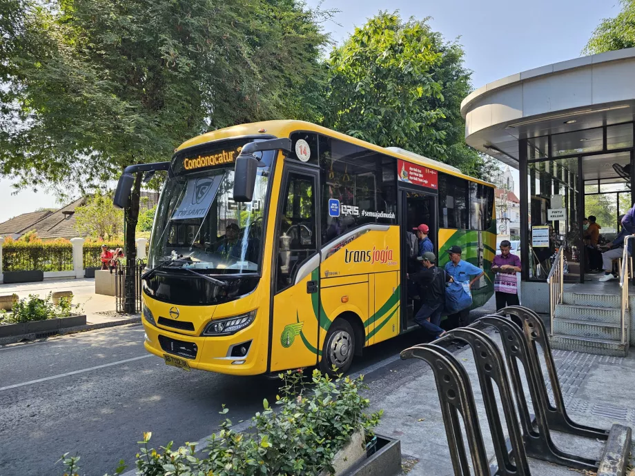 Bus TransJogja, naik dari permukaan jalan