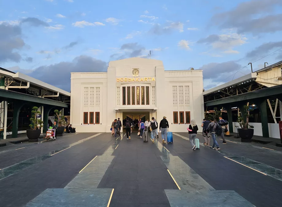 Pintu masuk timur ke stasiun Yogyakarta