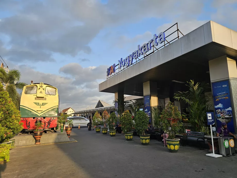 Pintu masuk utama ke stasiun Yogyakarta