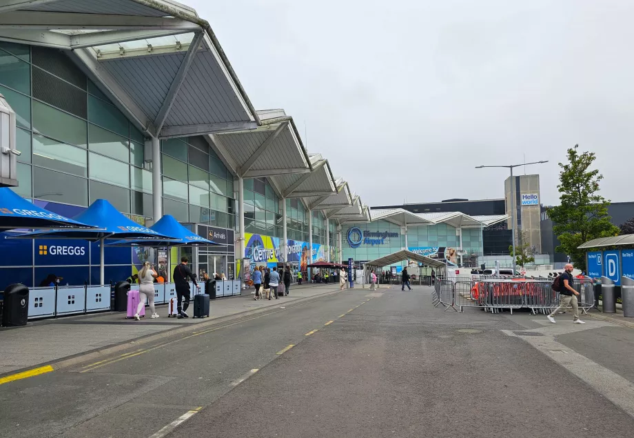 kedatangan melalui bandara Birmingham