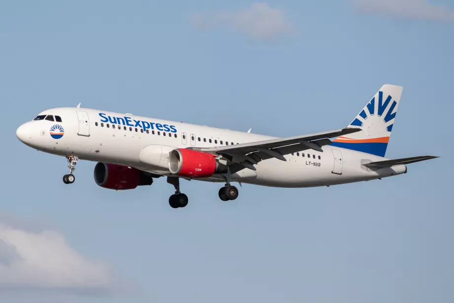 Pesawat SunExpress LY-NVR