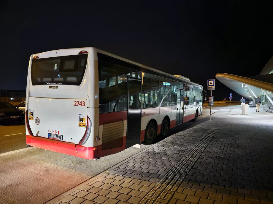 Halte bus di depan terminal