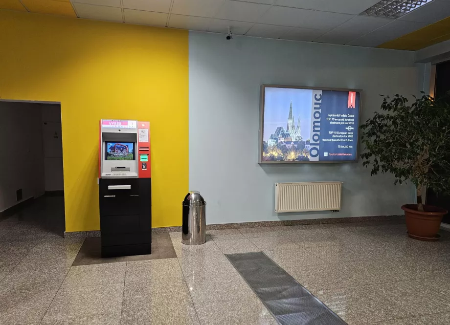 ATM di aula kedatangan, Bandara BRQ