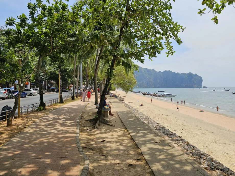 Kawasan pejalan kaki dan pantai Ao Nang