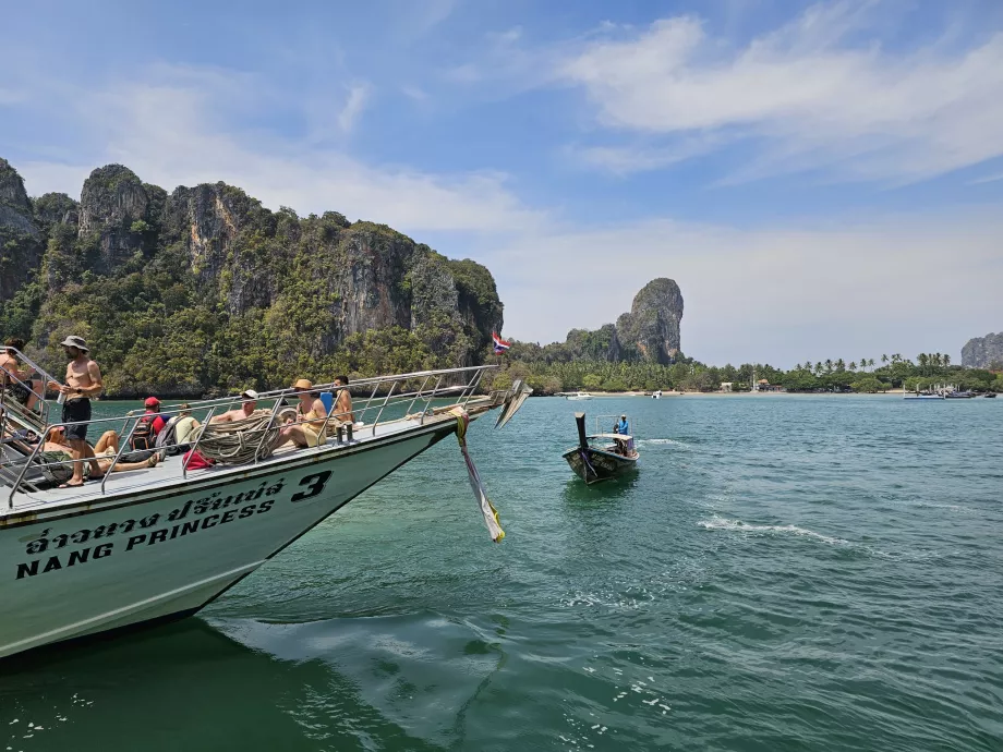 Tambatan kapal besar di Railay