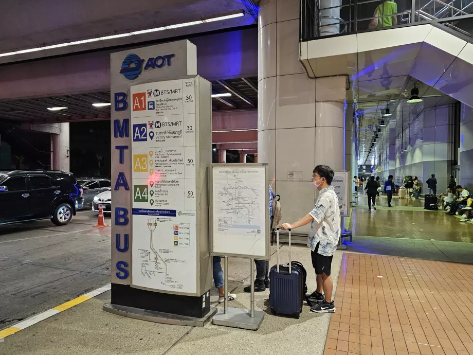 Halte bus di depan terminal, Bandara DMK