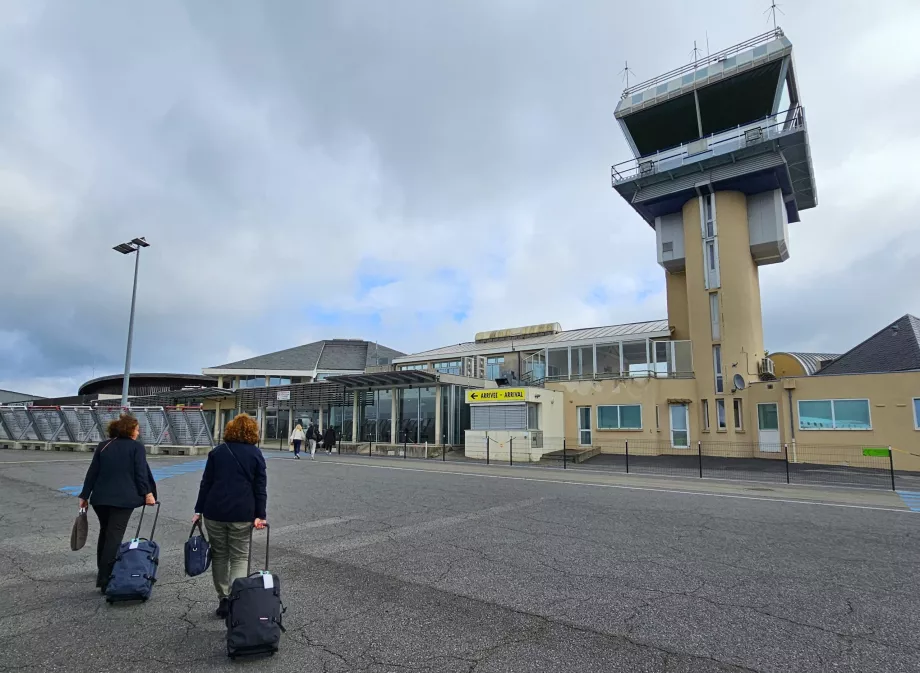 kedatangan melalui bandara Rodez