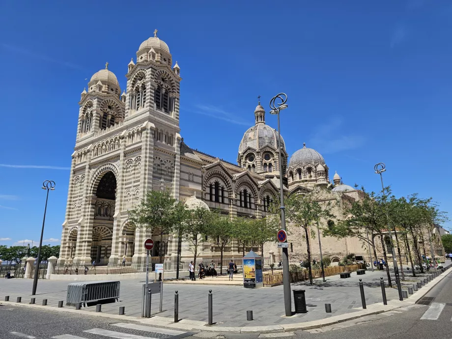 Katedral tua di kanan bawah