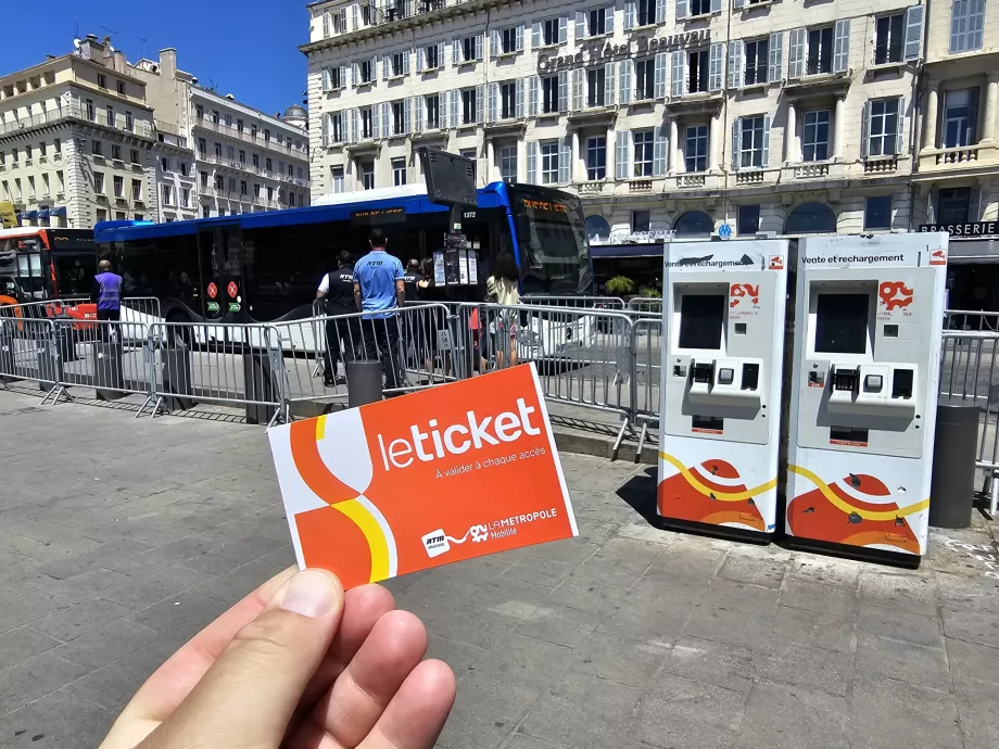 Tiket transportasi umum di Marseille dan mesin penjual otomatis