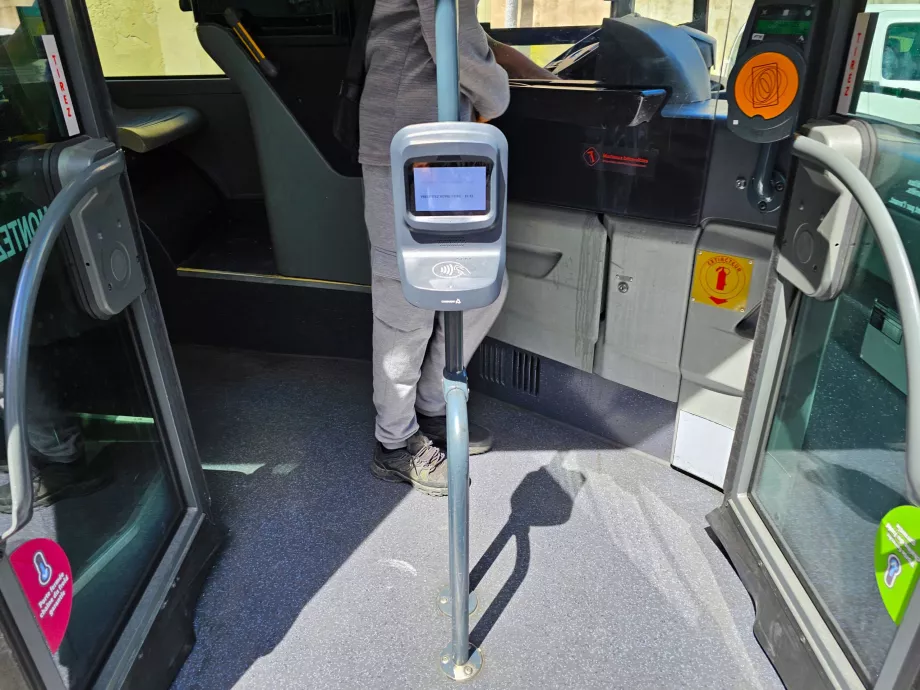 Validator tiket di dalam bus