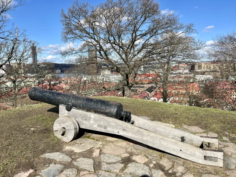 Meriam bersejarah di Skansen Kronan