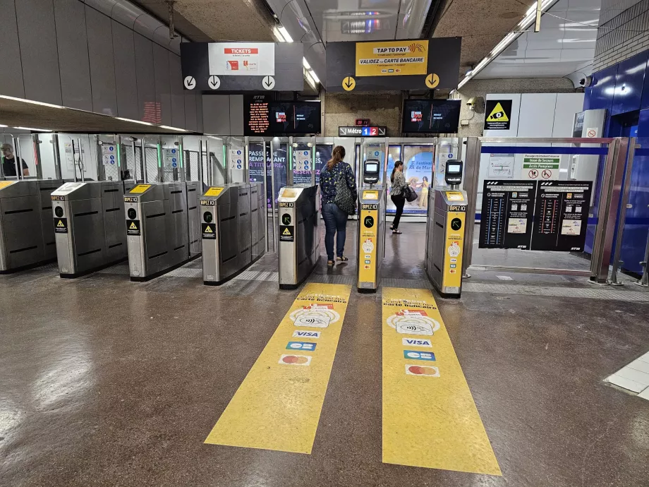 Pintu putar di pintu masuk stasiun metro