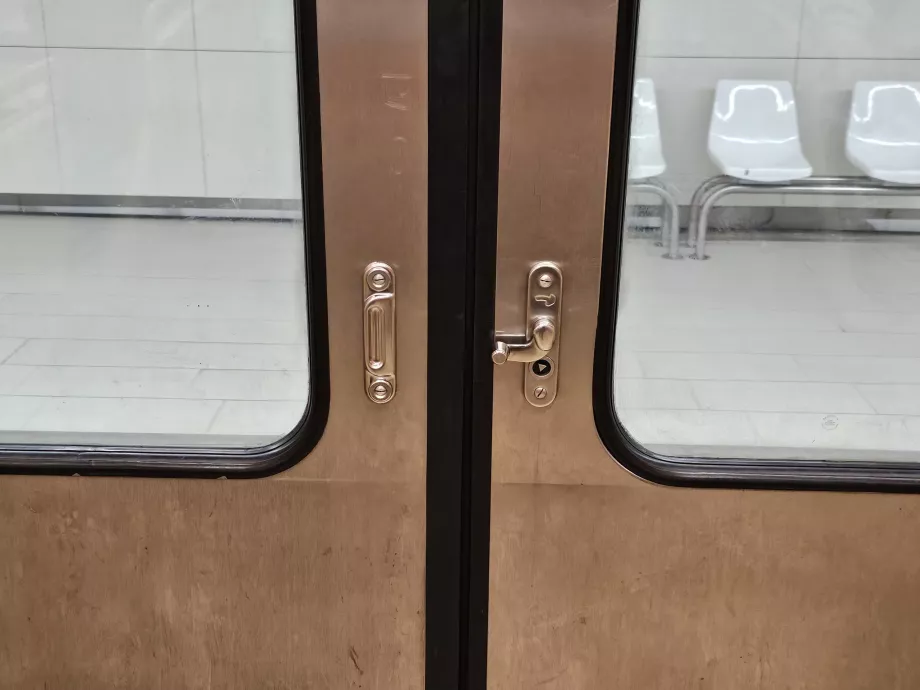 Membuka pintu di metro