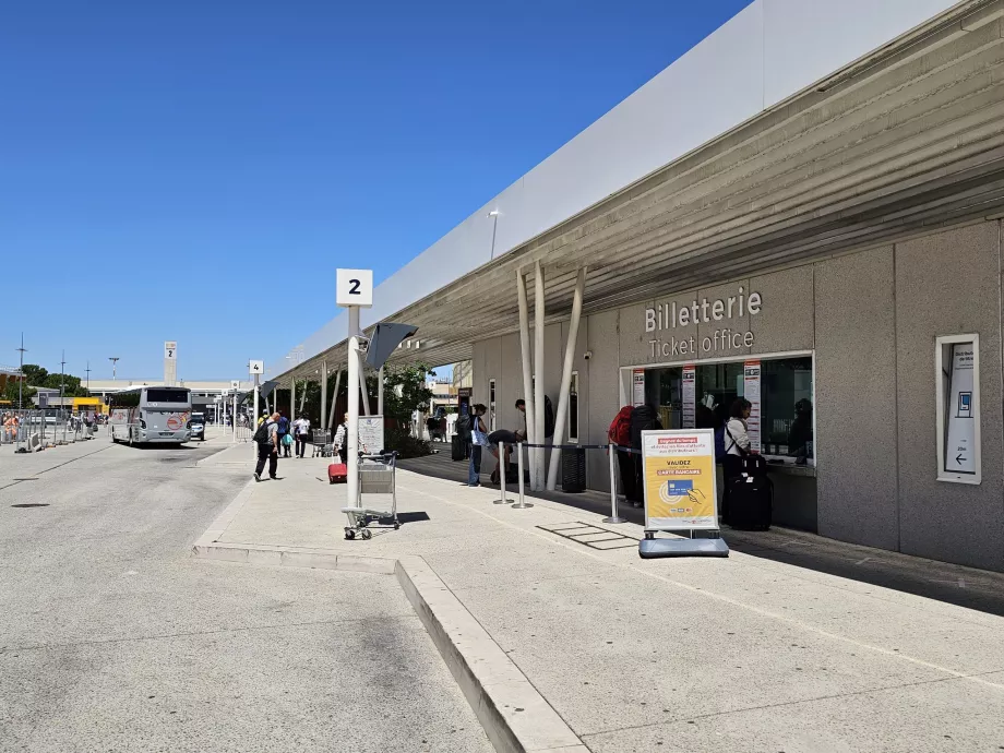 Kantor tiket, terminal bus di depan terminal