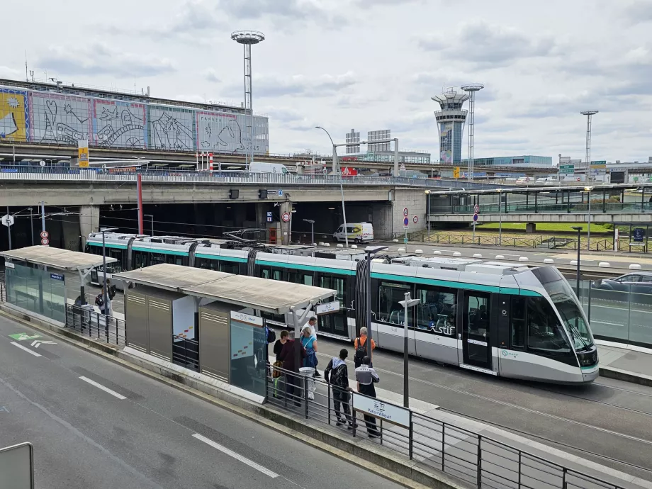 Trem T7, pusat kota Paris berada di sebelah kanan