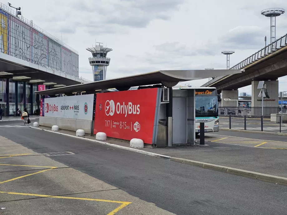 OrlyBus di depan Terminal 4