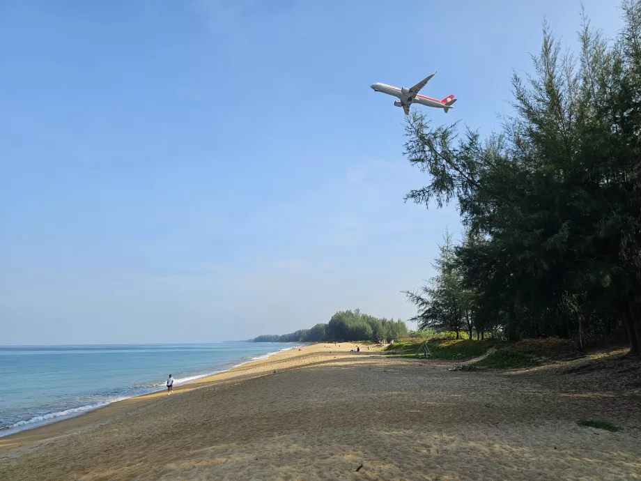 Lepas landas dari Mai Khao