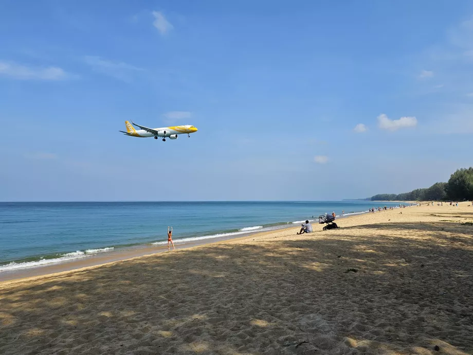 Meluncur di Pantai Mai Khao