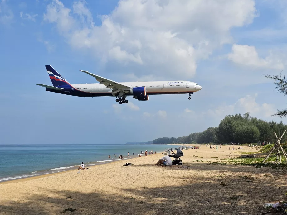 Aeroflot di atas Mai Khao