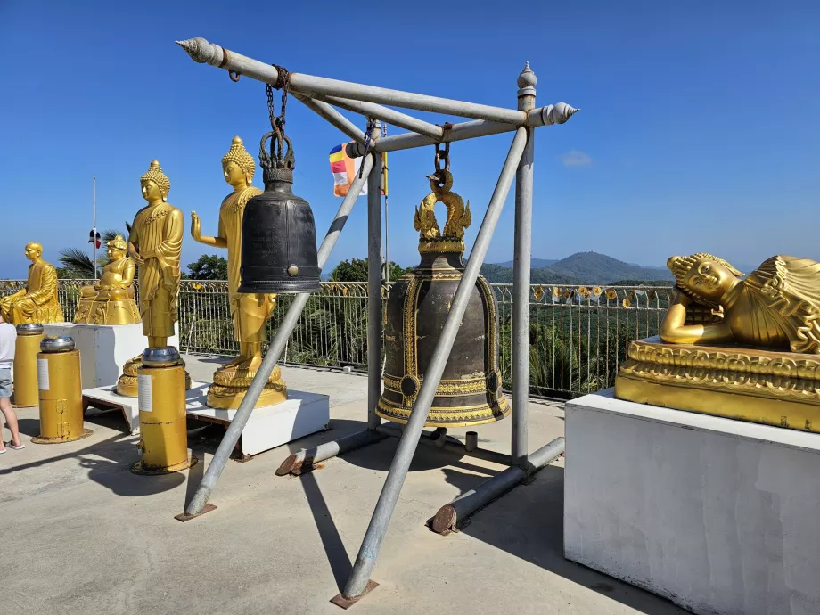 Patung-patung emas yang mengelilingi Big Buddha