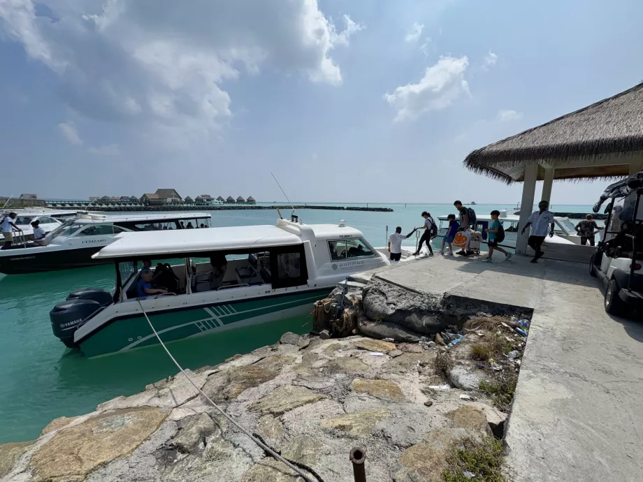 Pelabuhan di Bandara Kooddoo GKK