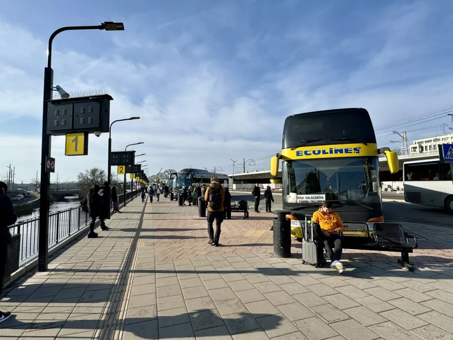 Halte bus di Stasiun Kereta Api Riga