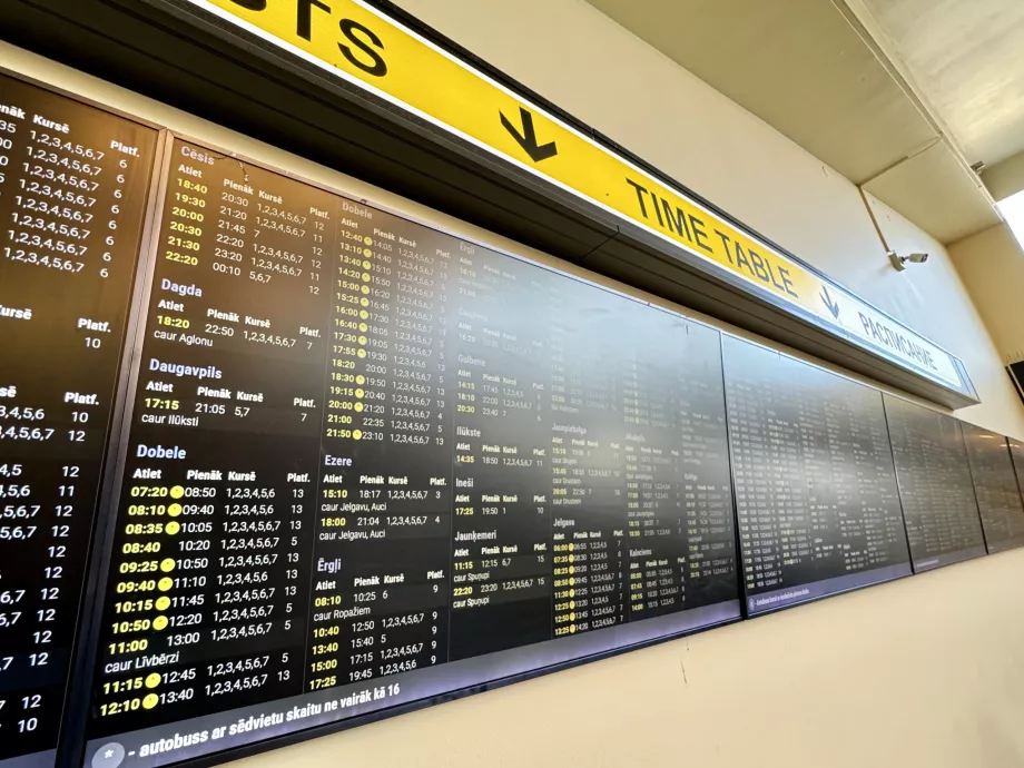 Papan jadwal di stasiun bus