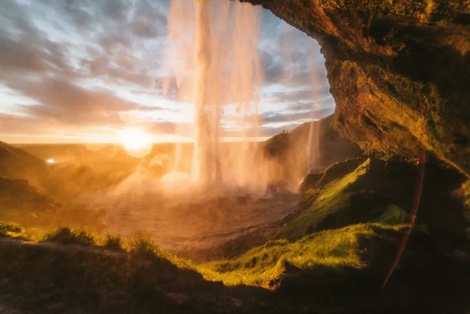 Matahari terbenam di atas Seljalandsfoss