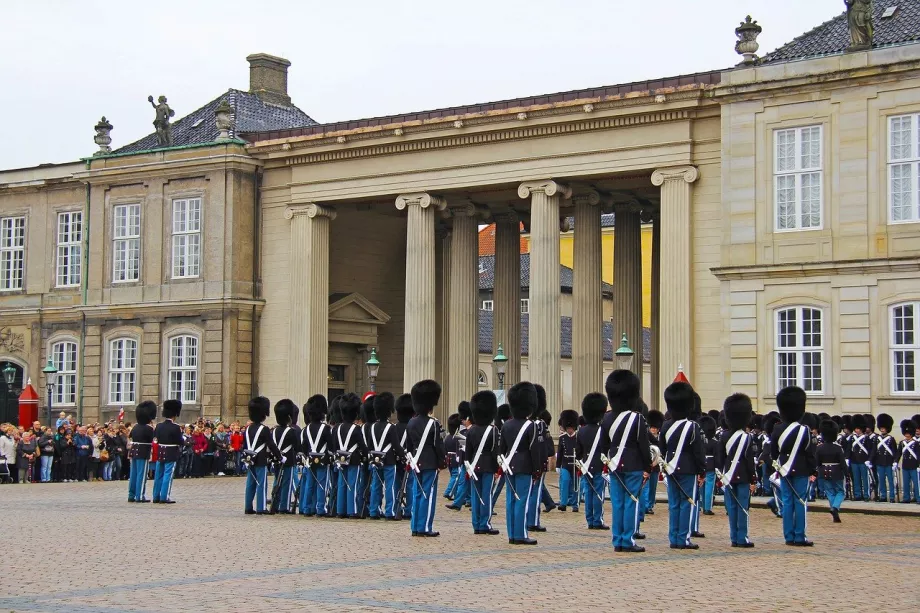 Pergantian Penjaga, Amalienborg