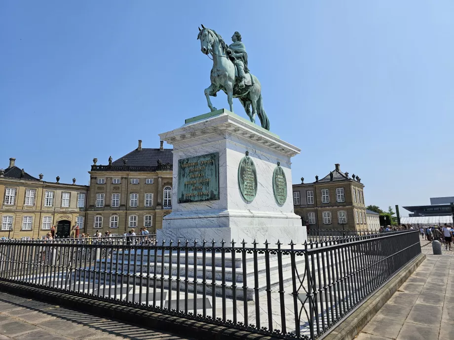 Patung berkuda Raja Frederik V.