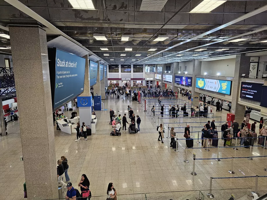 Ruang tunggu keberangkatan, Bandara Malta