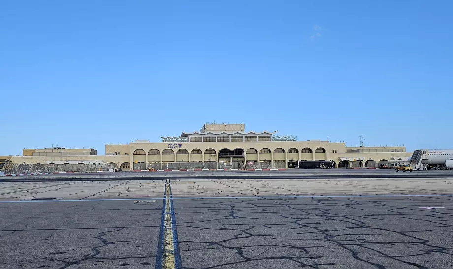 kedatangan melalui bandara Malta