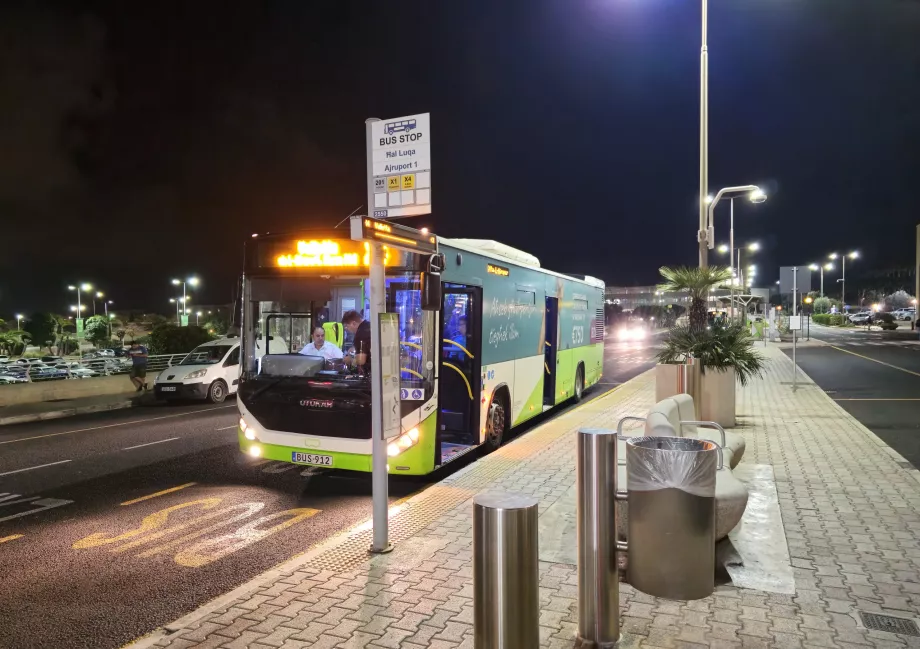 Halte bus di Bandara Malta