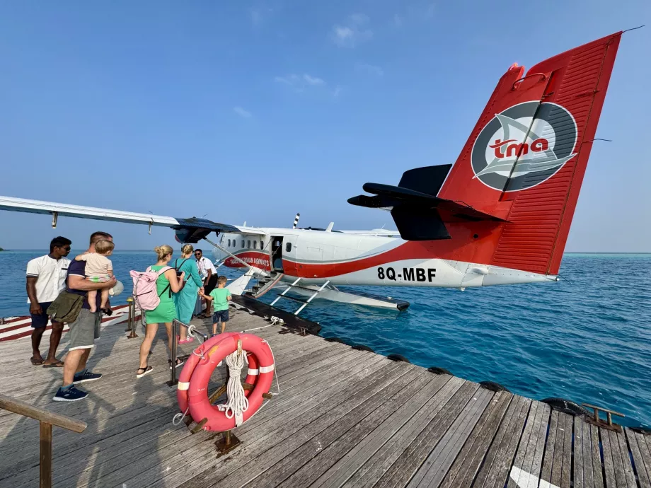 Menaiki pesawat di tengah laut