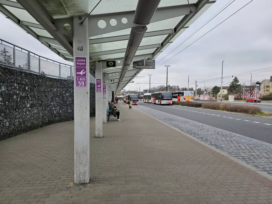 Pemberhentian bus listrik di Nádraží Veleslavín