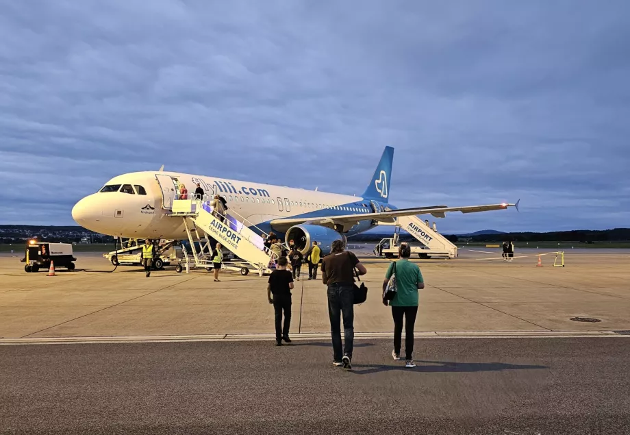 Airbus A320 Terbang Lili di Bandara České Budějovice