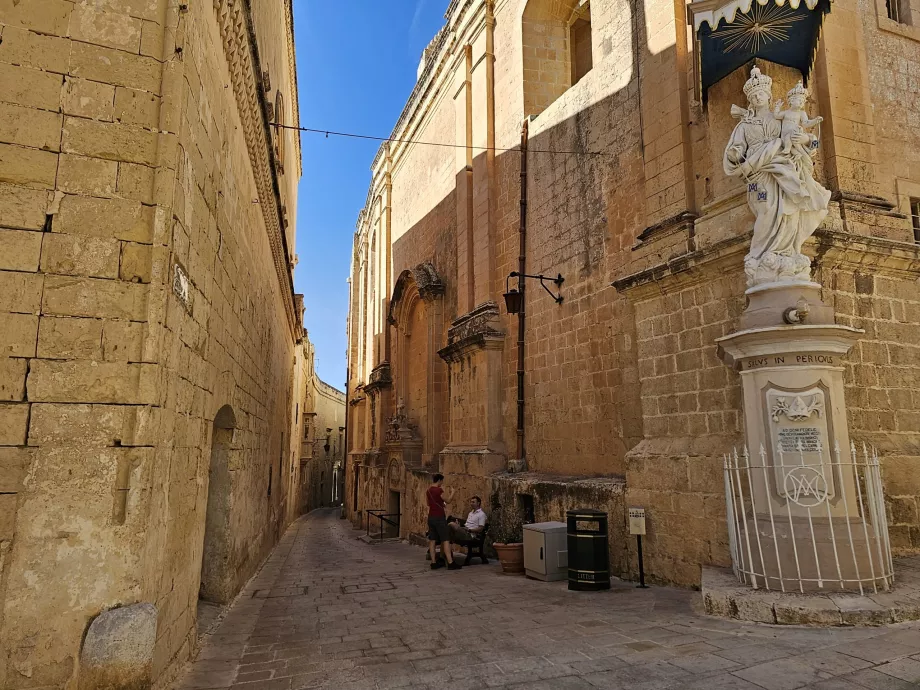 Jalan-jalan di kota tua Mdina