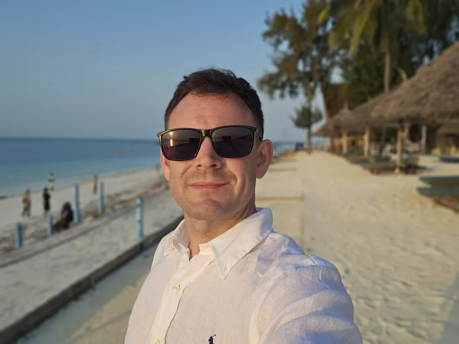 Saya di teras Smiles Beach Hotel