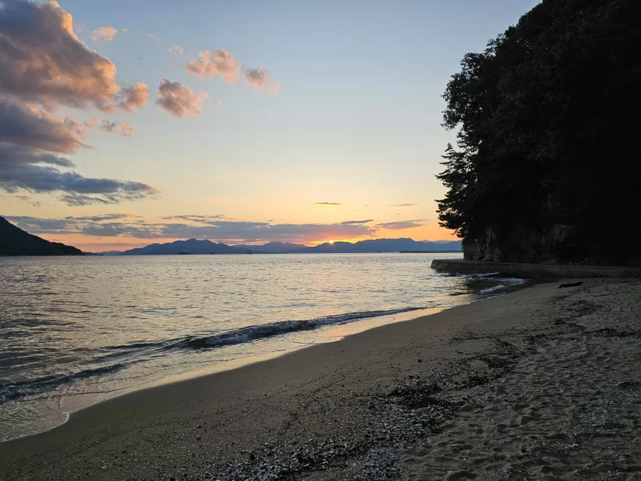 Matahari terbenam, Pulau Ujina