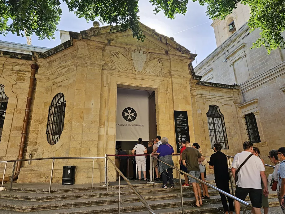 Pintu masuk utama ke Katedral Santo Yohanes