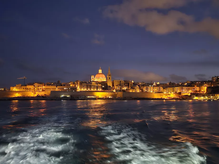 Pemandangan dari kapal feri Valletta - Sliema