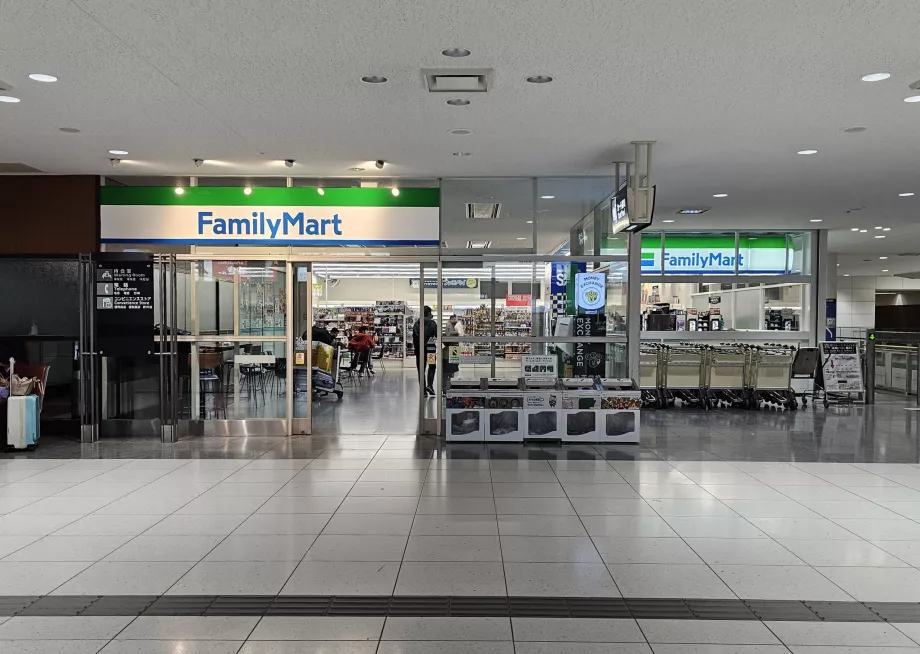 Family Mart di dekat peron kereta