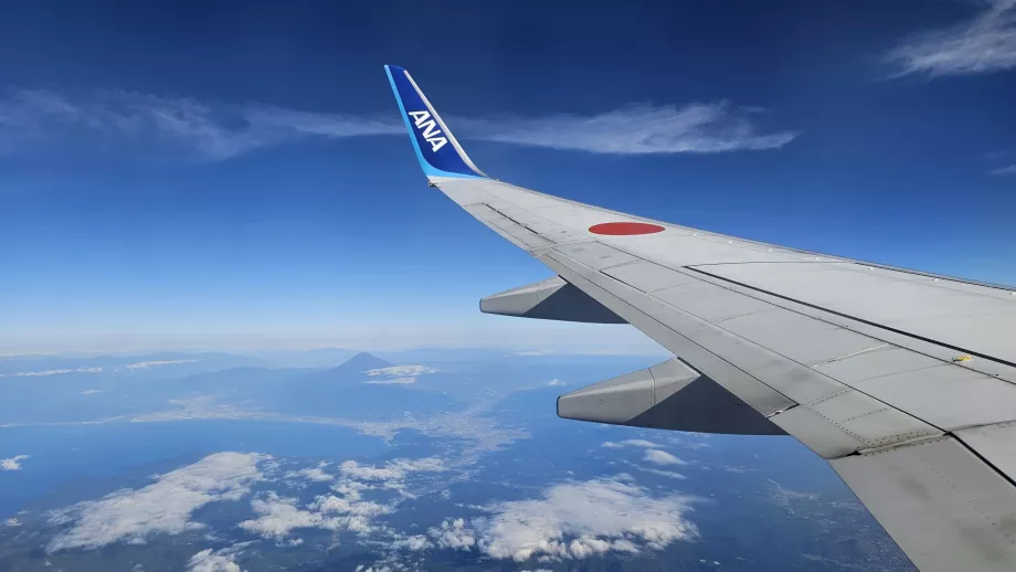 Penerbangan Nagoya - Tokyo Haneda dengan latar belakang Gunung Fuji